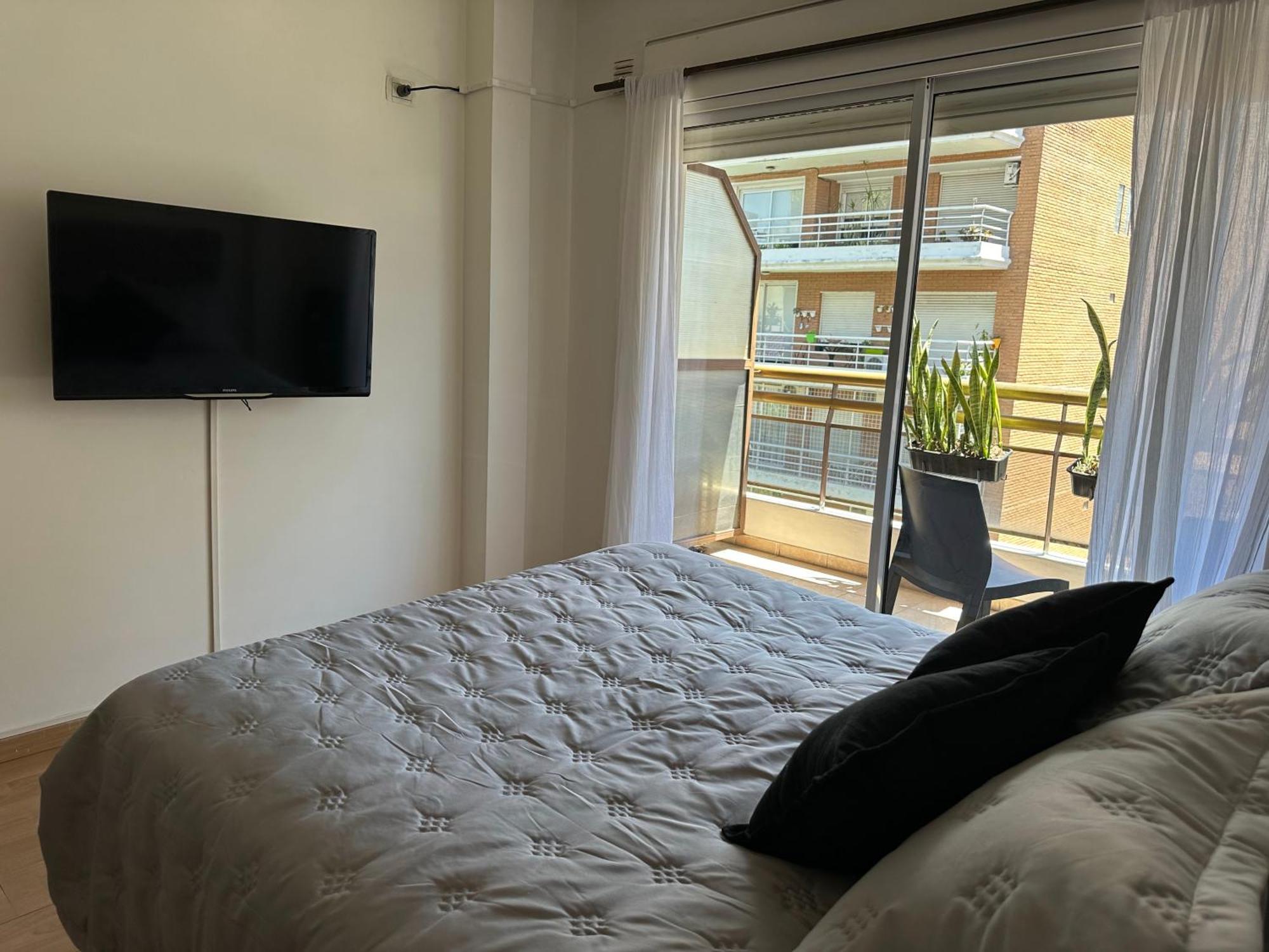 Charming & Comfy Almagro Gem: Balcony ~ Double Bed *