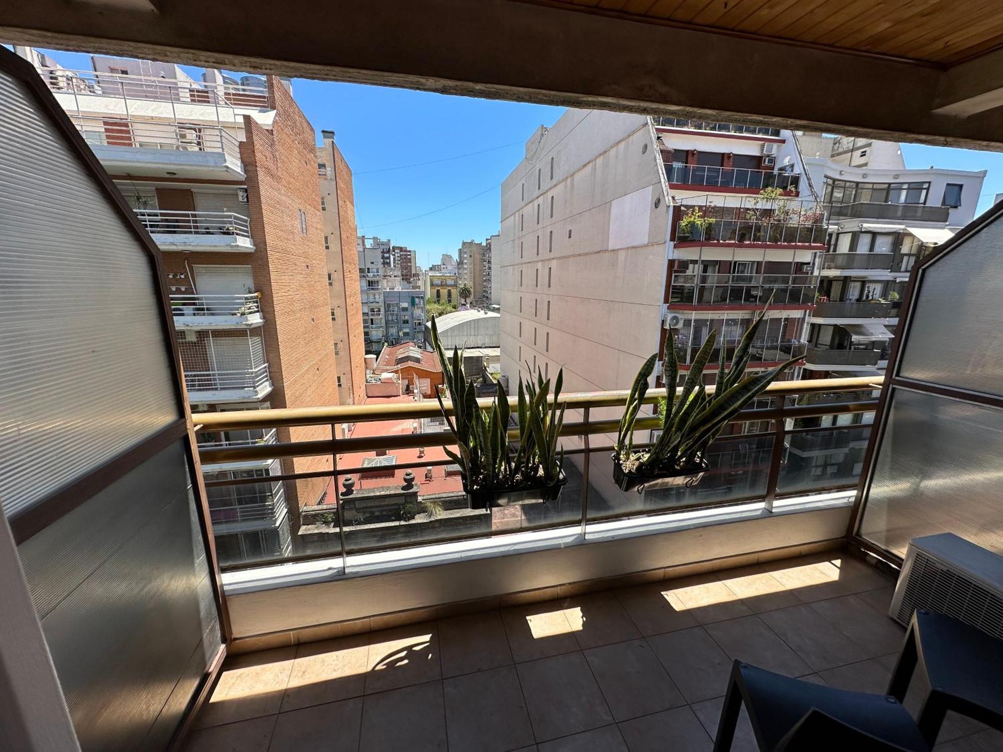 Charming & Comfy Almagro Gem: Balcony ~ Double Bed *